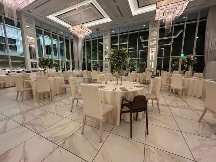 披露宴会場。2面ガラス張りは都会では珍しいです。緑が前面にあり、雨でも鬱蒼とした雰囲気にならず綺麗。