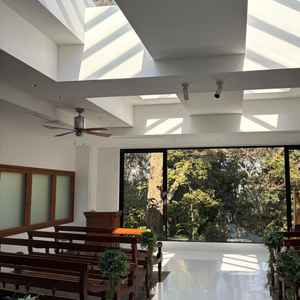 天井から日の光が差し込む素敵なチャペル。奥には庭の木が見えてここも自然な雰囲気。