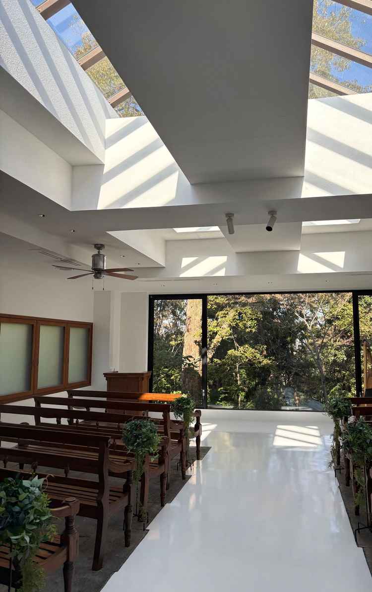 天井から日の光が差し込む素敵なチャペル。奥には庭の木が見えてここも自然な雰囲気。