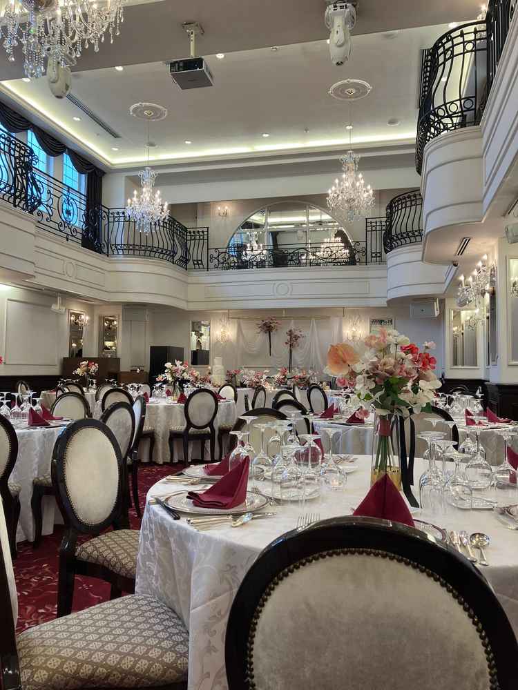 披露宴会場のライトの演出など非日常感を感じられて、とてもよかった。