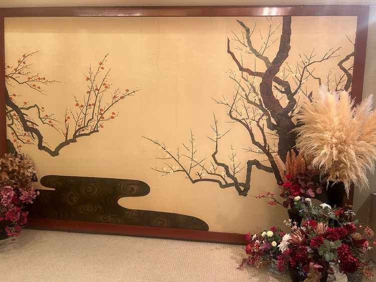 当日夫婦の写真が撮れるスペースです。白無垢でもウェディングドレスでも映える壁でした。