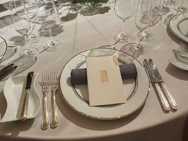 披露宴のテーブルの様子。テーブルクロスはシンプルだが、ナプキンが上質だった。