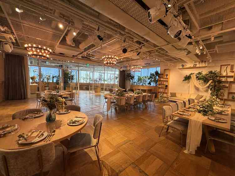 披露宴会場　ルーフトップテラス。白基調の明るい会場です。