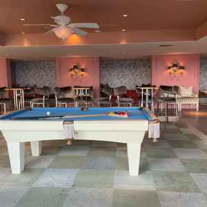 ゲスト待合スペース。ビリヤードもあり待ち時間も退屈しない工夫がされていました。