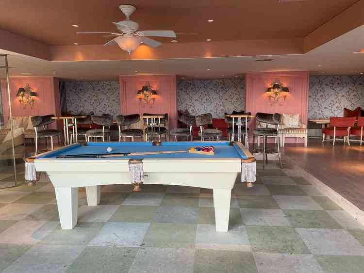 ゲスト待合スペース。ビリヤードもあり待ち時間も退屈しない工夫がされていました。