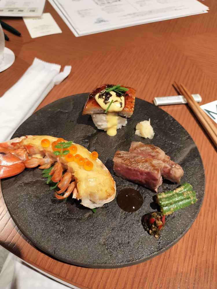 お料理が美味しかったです。箸で食べられるので高齢の方なども食べやすいと思いました。