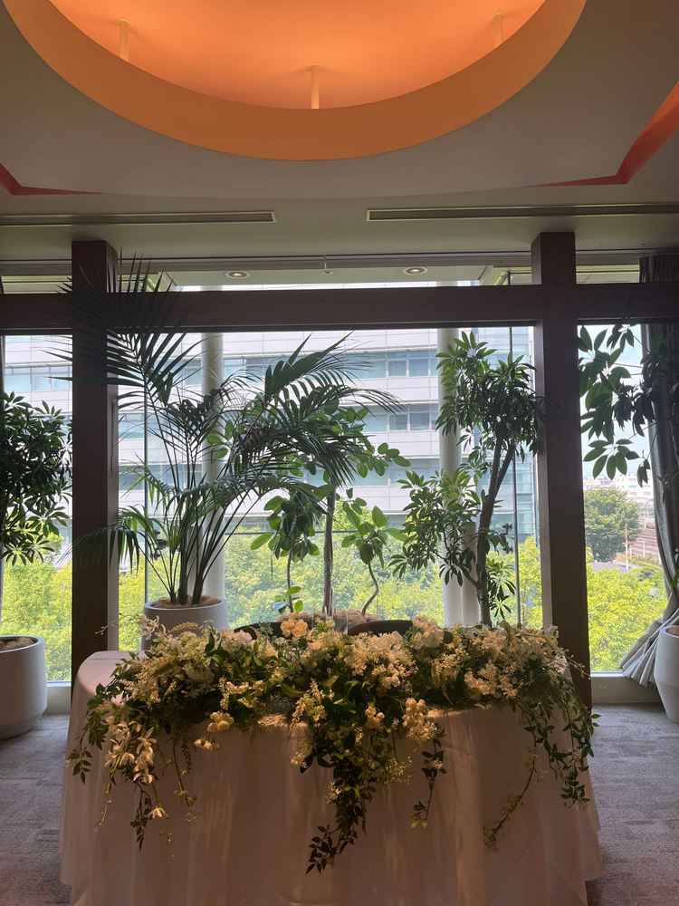 少人数、大人数と臨機応変に利用できる披露宴会場。窓が一面に広がります。