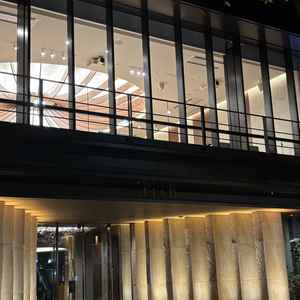 式当日はホテルの外観で写真を撮れるとのこと。入り口もスタイリッシュで写真映えしそうです。