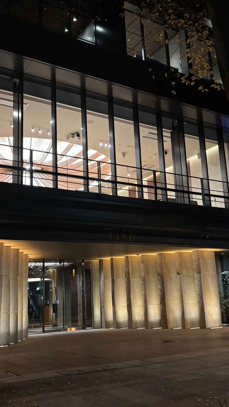 式当日はホテルの外観で写真を撮れるとのこと。入り口もスタイリッシュで写真映えしそうです。