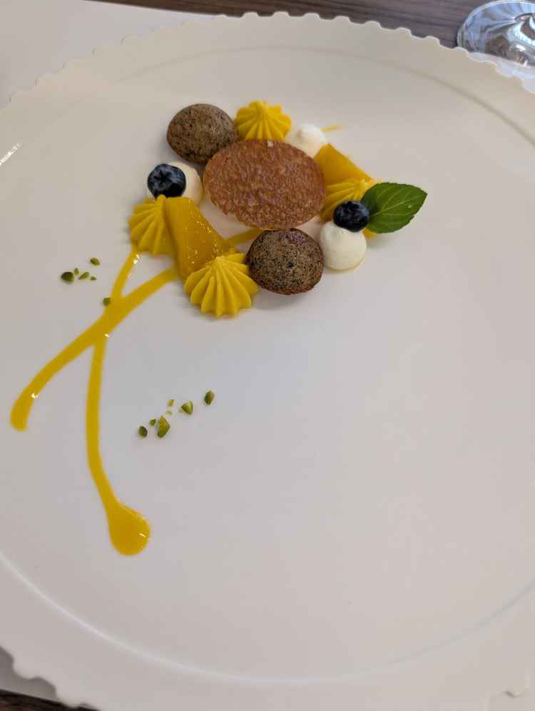 試食で出てきたデザート。マンゴーのクリームが美味しかった。