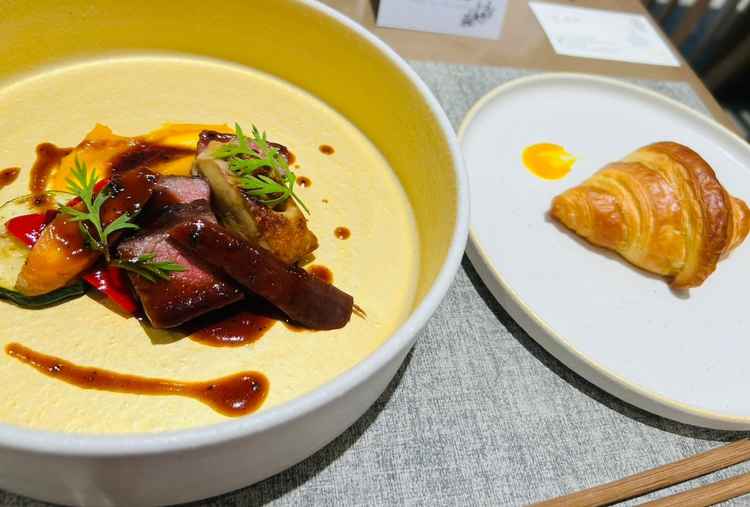 試食させてもらった肉料理とクロワッサン。料理のランキングが高いと仰ってただけありとて美味しかったです