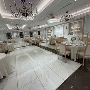 披露宴会場。写真より狭く感じた。