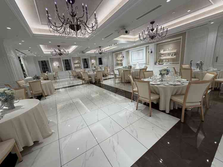 披露宴会場。写真より狭く感じた。