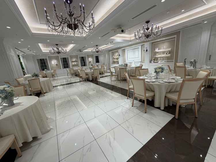 披露宴会場。写真より狭く感じた。