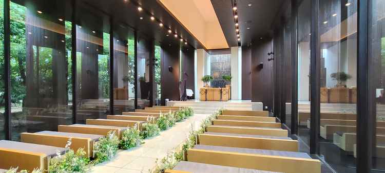 天井が高く開放感のある挙式会場。神前式にも対応可能。
