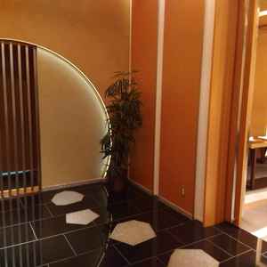 和の式場。式場に入る前に廊下とは区切られた落ち着いた空間。気持ちの切り替えやフォトスポットにもなる。