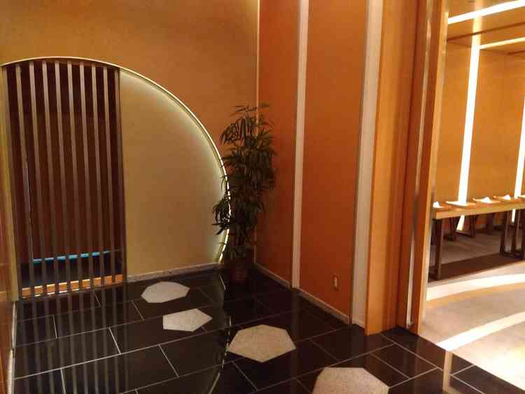 和の式場。式場に入る前に廊下とは区切られた落ち着いた空間。気持ちの切り替えやフォトスポットにもなる。