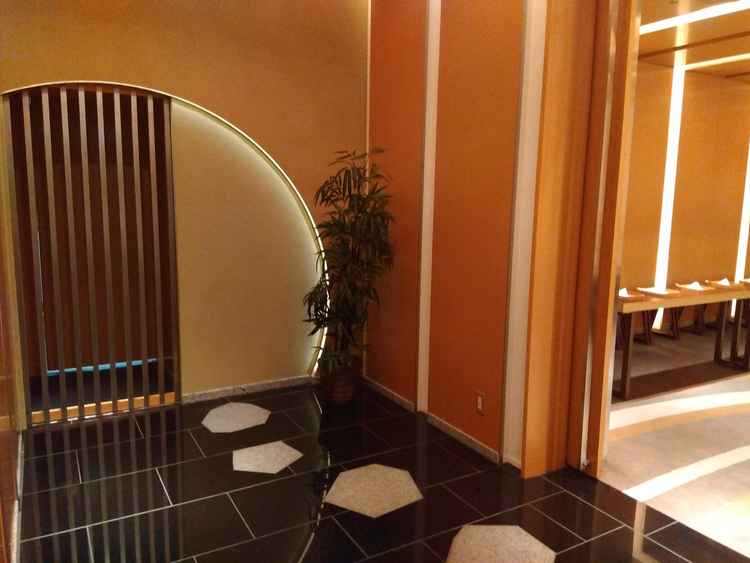 和の式場。式場に入る前に廊下とは区切られた落ち着いた空間。気持ちの切り替えやフォトスポットにもなる。