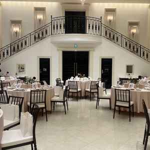 広くゆったり使える。90名入っても余裕がある印象。大きな階段が印象的