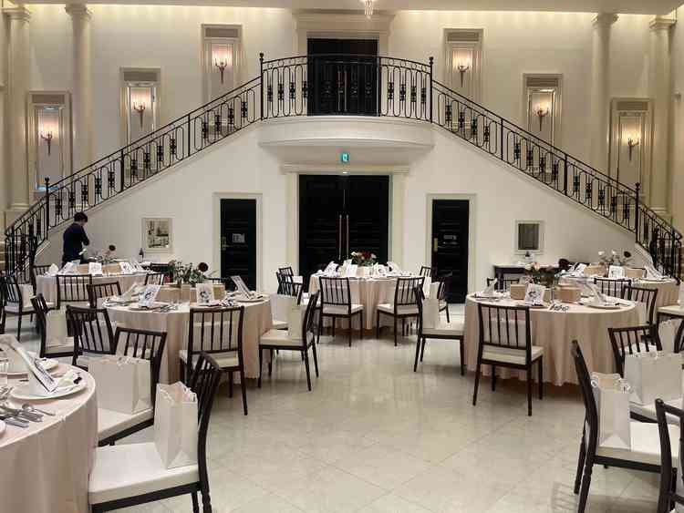 広くゆったり使える。90名入っても余裕がある印象。大きな階段が印象的