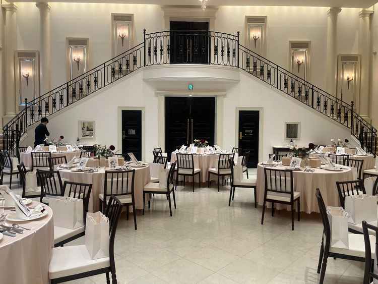 広くゆったり使える。90名入っても余裕がある印象。大きな階段が印象的