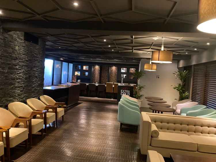 レセプション。薄暗い雰囲気が落ち着いた雰囲気で、DJを呼んで音楽をかけてもらったら最高だと思います。