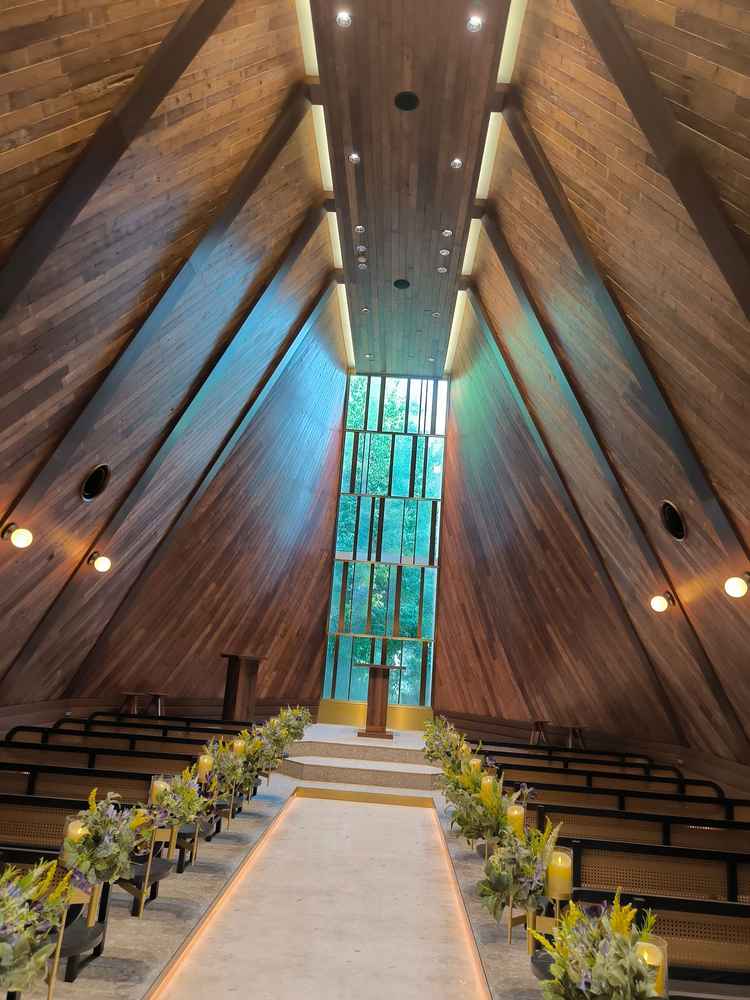木材で作られており木の匂いがしっかりして落ち着いた雰囲気のチャペル