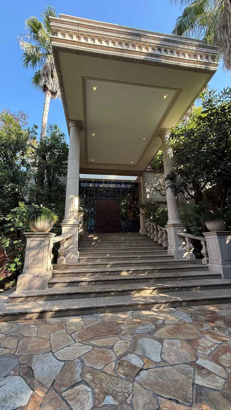 記念堂前。フラワーシャワーがイメージできる大階段で荘厳な雰囲気が感じられた。印象的な記念堂。