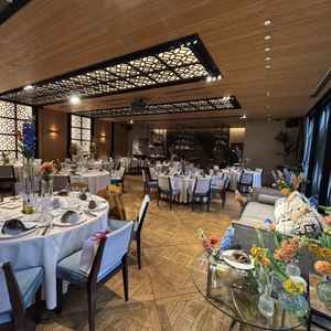 2階にある披露宴会場です。大きな窓なので光が差し込み明るい雰囲気の会場です。