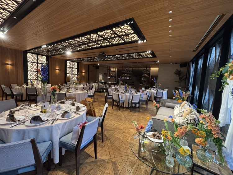 2階にある披露宴会場です。大きな窓なので光が差し込み明るい雰囲気の会場です。