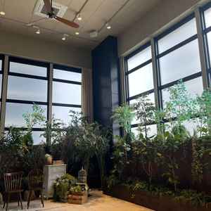 全天候型のガーデン。滝のようなものがあり、水の音が聞こえてリラックスできる。