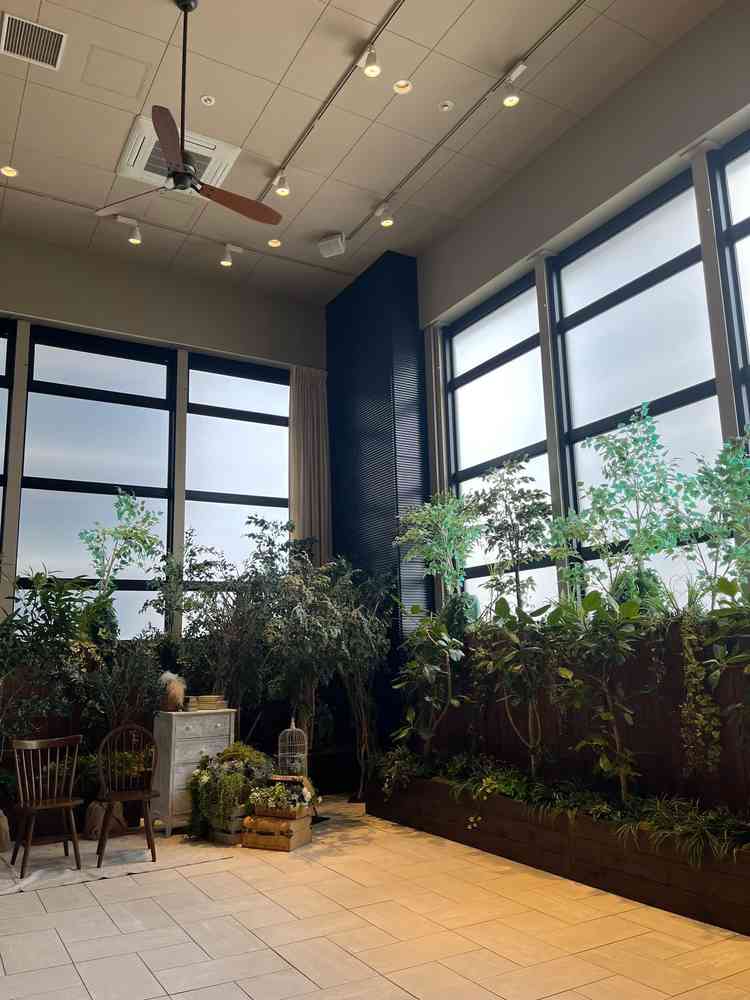 全天候型のガーデン。滝のようなものがあり、水の音が聞こえてリラックスできる。