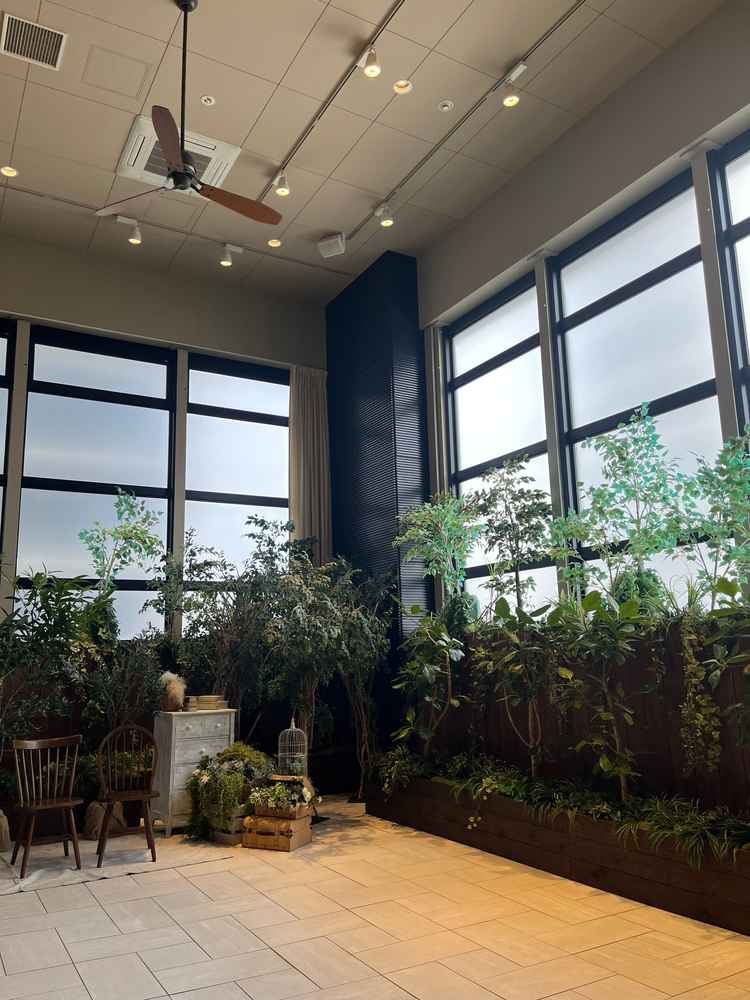 全天候型のガーデン。滝のようなものがあり、水の音が聞こえてリラックスできる。