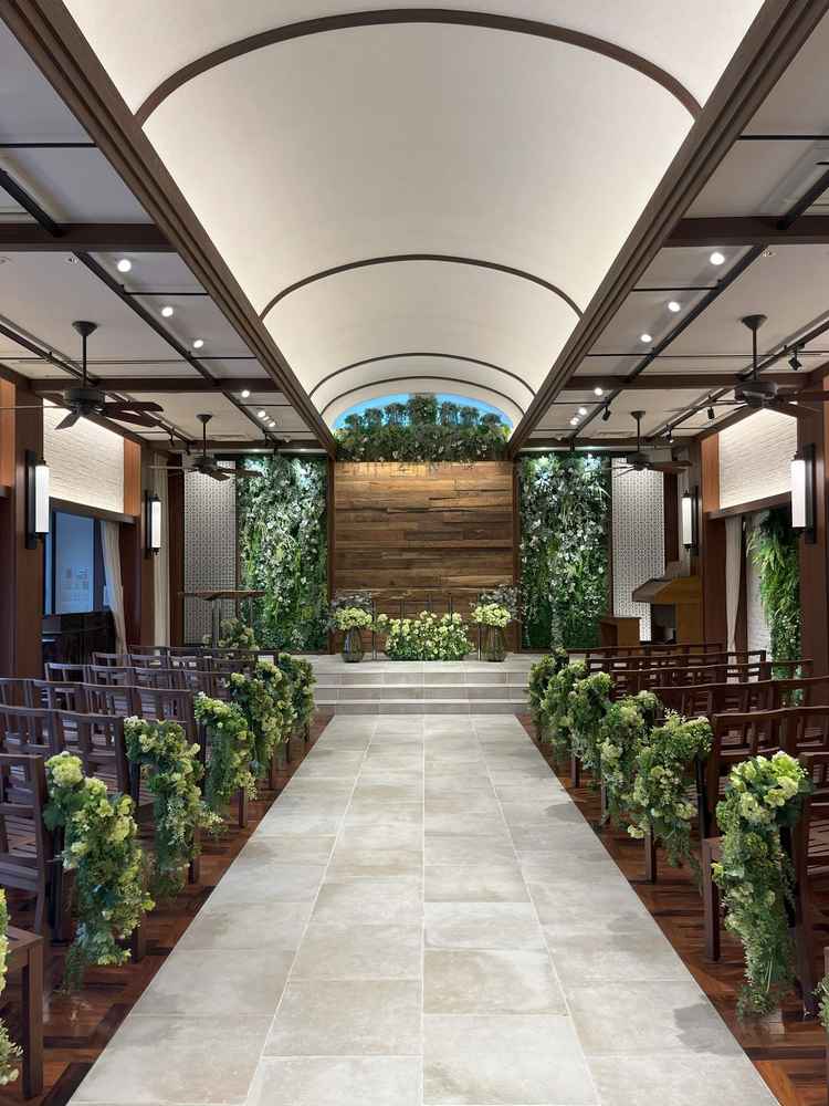 室内のチャペルの写真。森を連想させる、とてもかわいいチャペルでした。