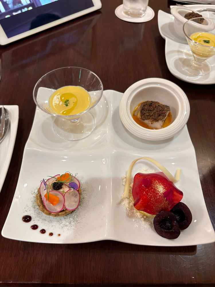 ワンプレートの試食は、右下だけが夫婦それぞれお肉とデザートとなっていました。
