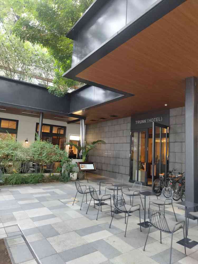 外観、入り口付近。入ったらすぐバーカウンターやカフェがあり、参列者と一般客でワイワイした雰囲気。