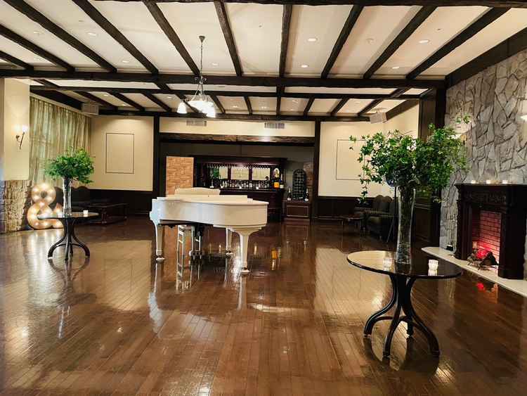 オシャレなバーカウンターがついて広々としたロビー