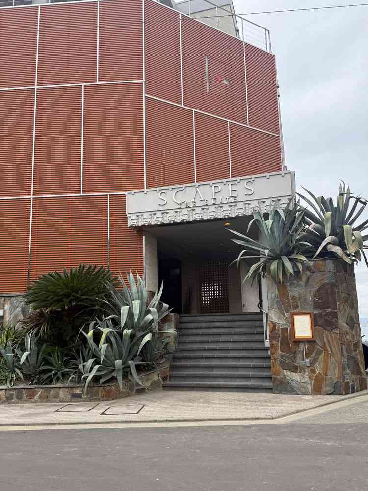 入り口は緑があり、リゾートっぽい雰囲気です。