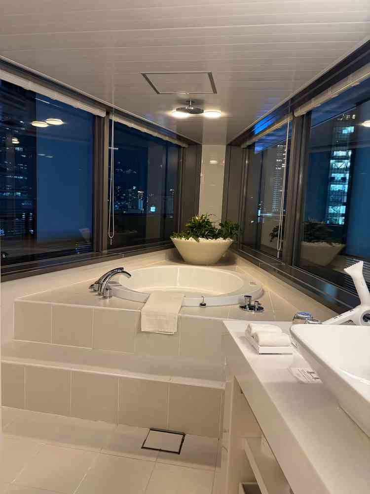 挙式前後の1日で宿泊できる客室のお風呂です。梅田の夜景を一望でき開放感のあるお風呂でした。