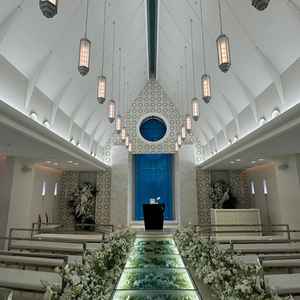 チャペルの中。バージンロードがガラスになっており、写真を撮った際に反射するためドレス姿がきれいに映る