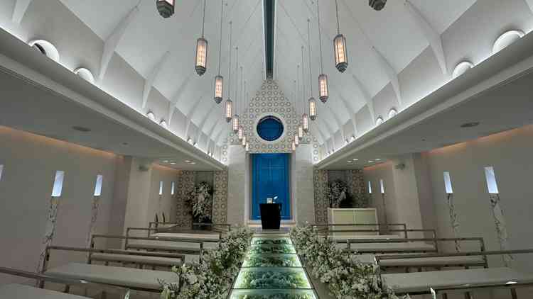 チャペルの中。バージンロードがガラスになっており、写真を撮った際に反射するためドレス姿がきれいに映る