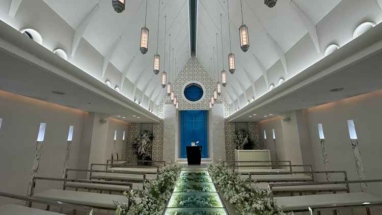 チャペルの中。バージンロードがガラスになっており、写真を撮った際に反射するためドレス姿がきれいに映る