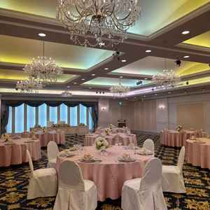 会場内、シャンデリアが豪華に感じた。