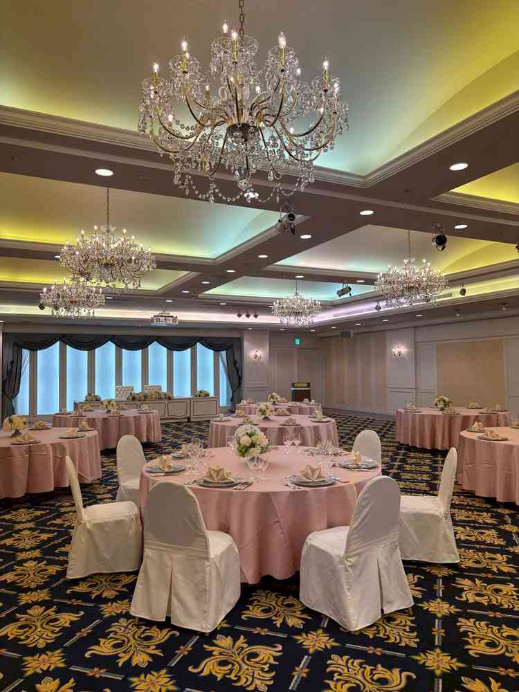 会場内、シャンデリアが豪華に感じた。