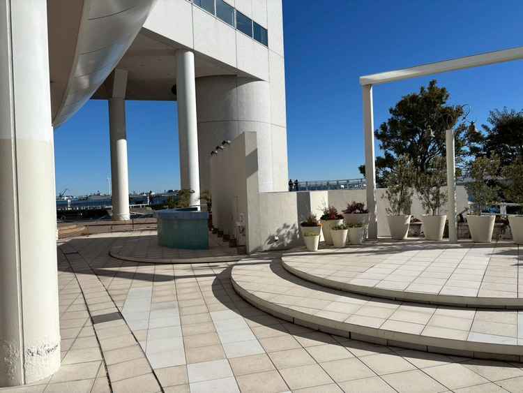 挙式後にここでフラワーシャワーを行えるとのこと。