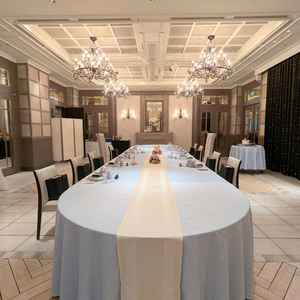 2階に上がると披露宴会場があります。画像は少人数用(〜40名)のお部屋のセッティング例です。