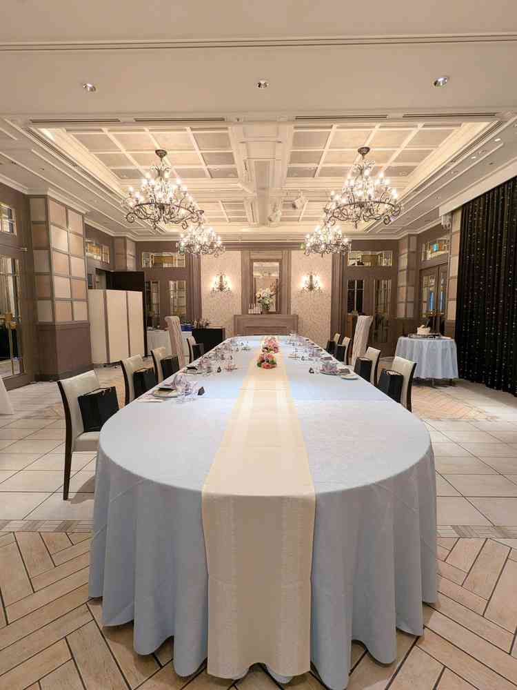 2階に上がると披露宴会場があります。画像は少人数用(〜40名)のお部屋のセッティング例です。