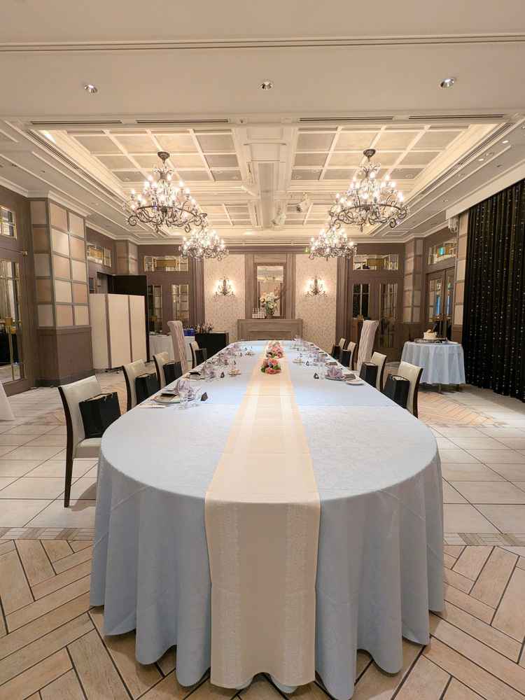 2階に上がると披露宴会場があります。画像は少人数用(〜40名)のお部屋のセッティング例です。