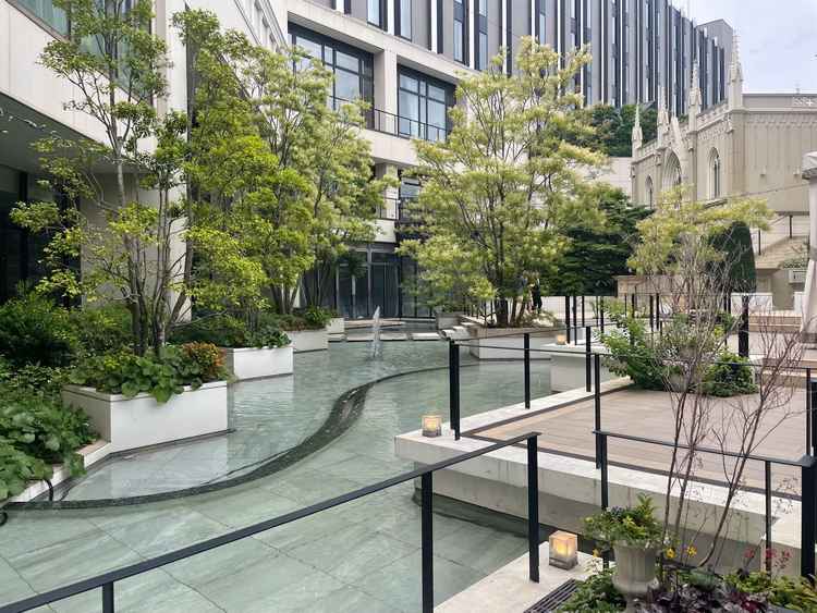 大聖堂の前に水たまりがあり、とても綺麗でした。また、退場したタイミングに合わせて噴水も出るそうです。