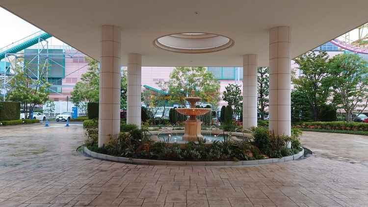 正面入口の写真。車停めスペースも広く噴水が綺麗。